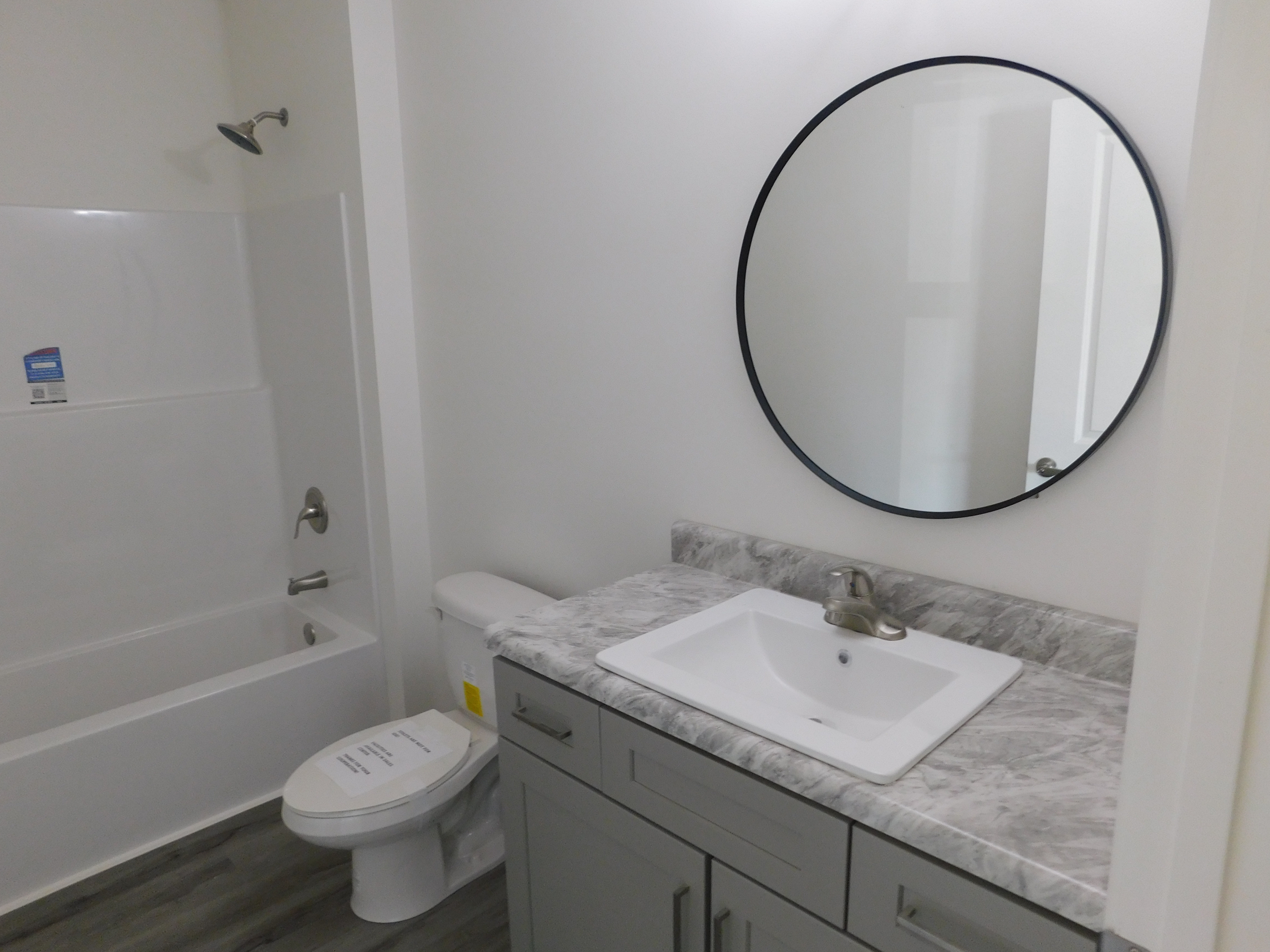 Single lav with mirror